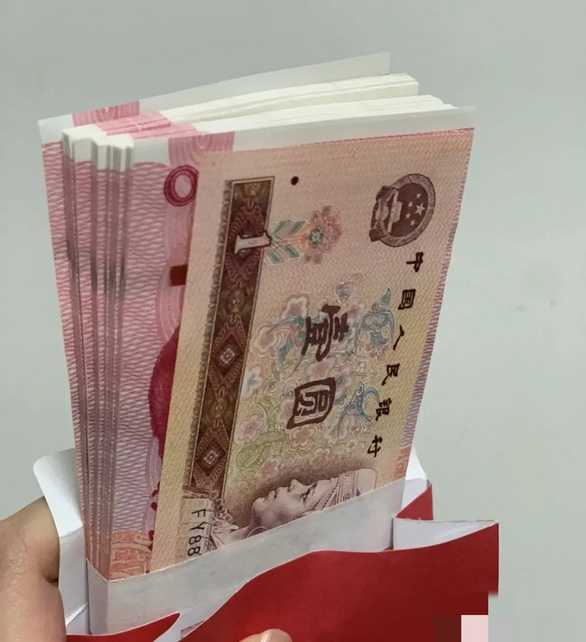 女儿五一去当伴娘了,主人家给了一万零一元,这未免有点太多了吧!