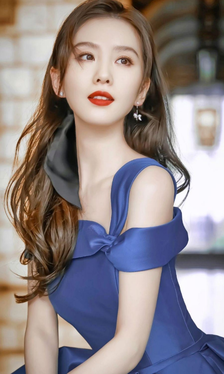 刘诗诗一袭蓝裙,搭配微卷长发,高雅端庄,青春妩媚又不失温柔,烈焰红唇