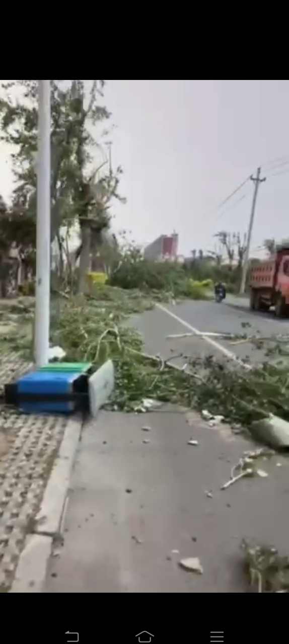 辽宁突发龙卷风 行驶中的车辆被卷起 辽宁阜新,葫芦岛等地出现龙卷风.