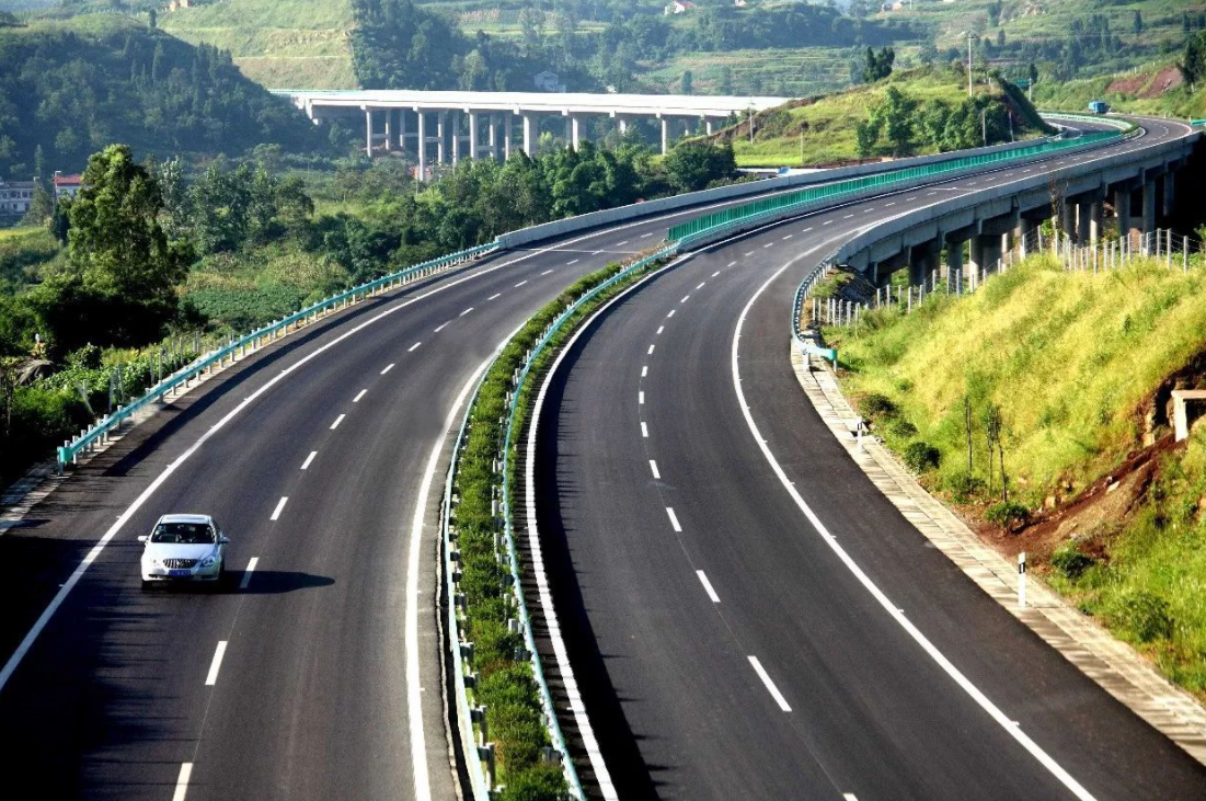 经常跑高速公路的人,这四种车建议不要买,车主们都呼后悔