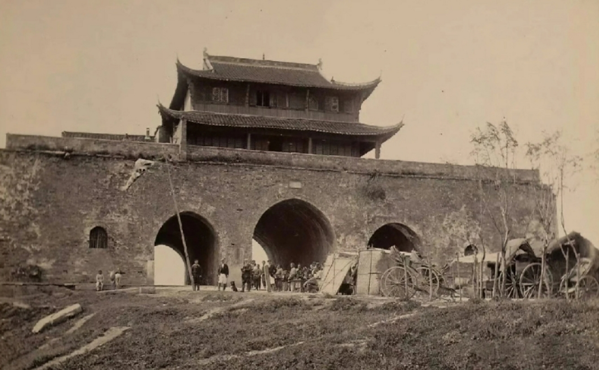 晚清老照片,南京鼓楼,门楼前有很多摆摊的,这里很热闹,来来往往的人