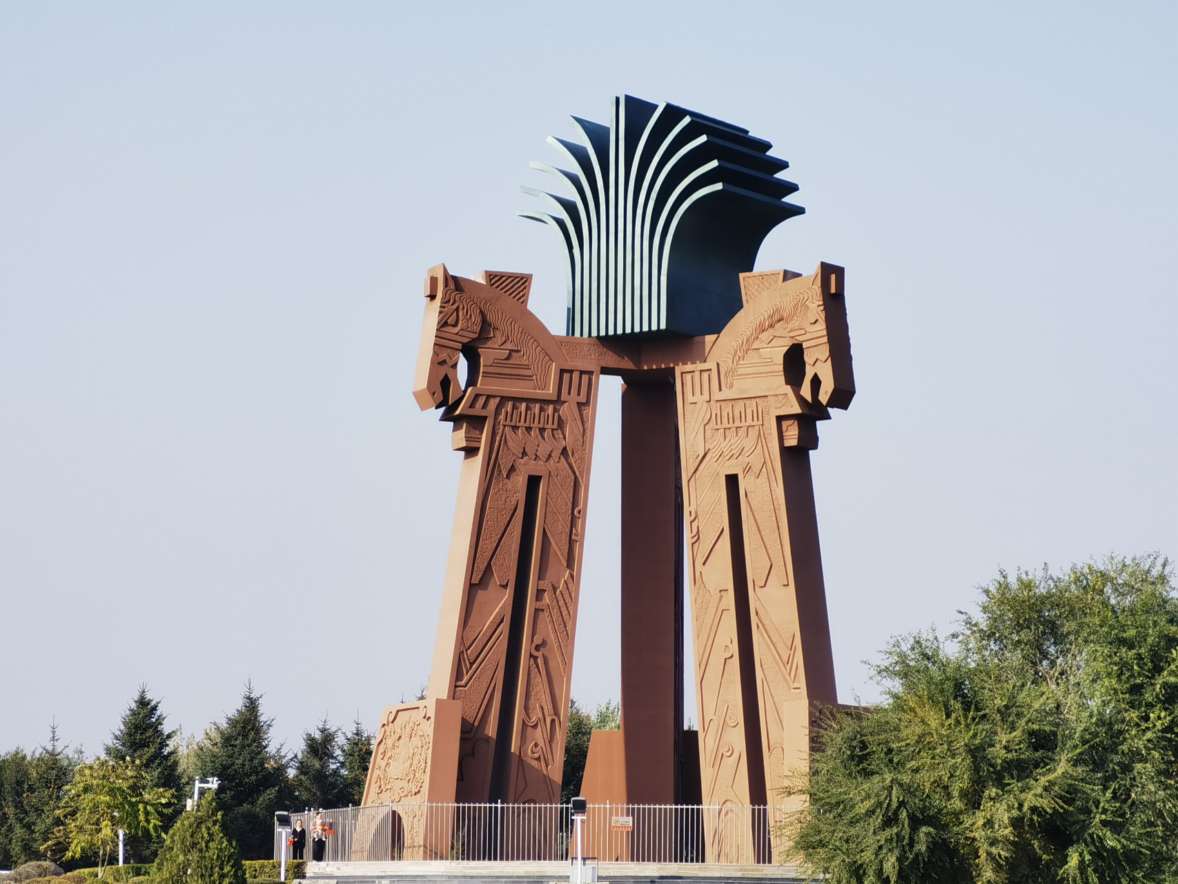 1984年由哲里木盟果树园改建而成.公园的标志性建筑是马头琴的造型.