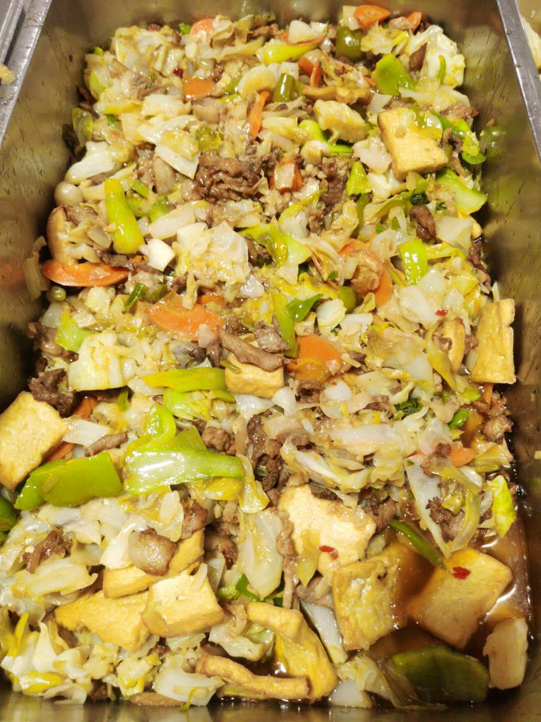 学校食堂的饭菜看起来很诱人的样子