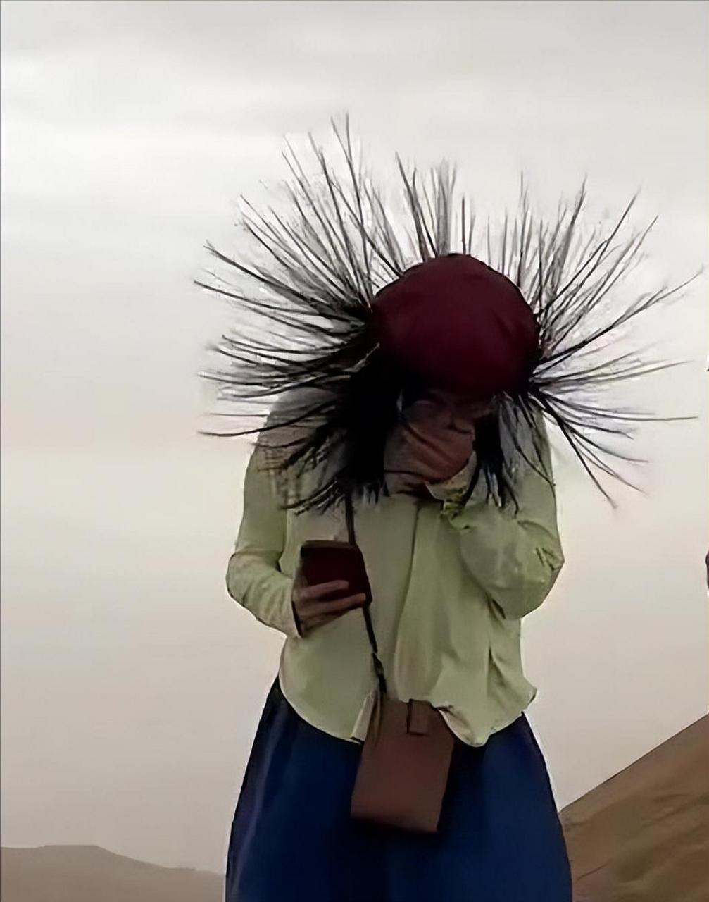 吐鲁番一群游客头发突然竖立# 8月15日,一群游客在新疆吐鲁番沙漠中