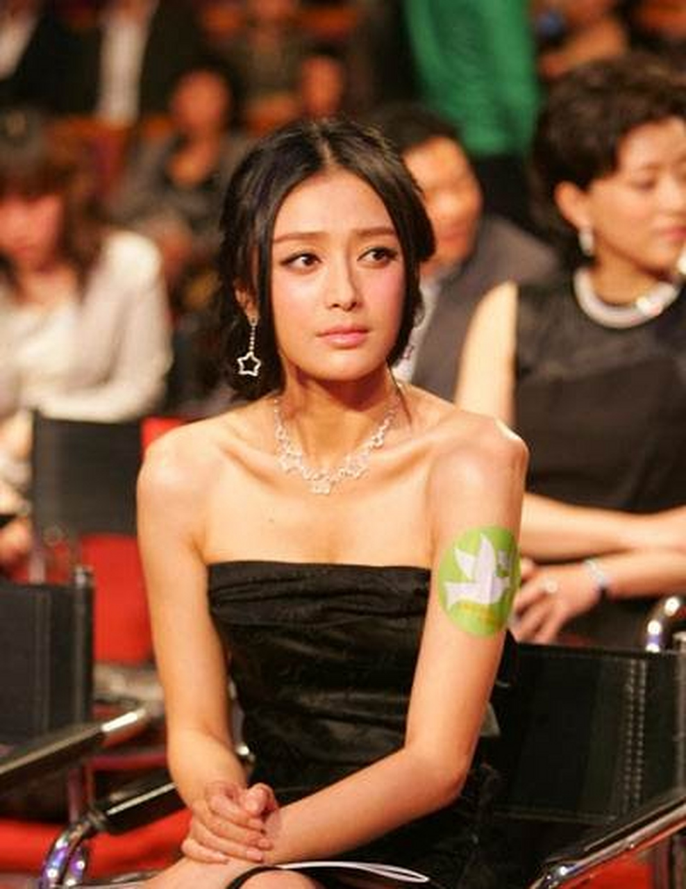 漂亮与否与肤色关系不大,那些皮肤黑的女星照样美丽动人