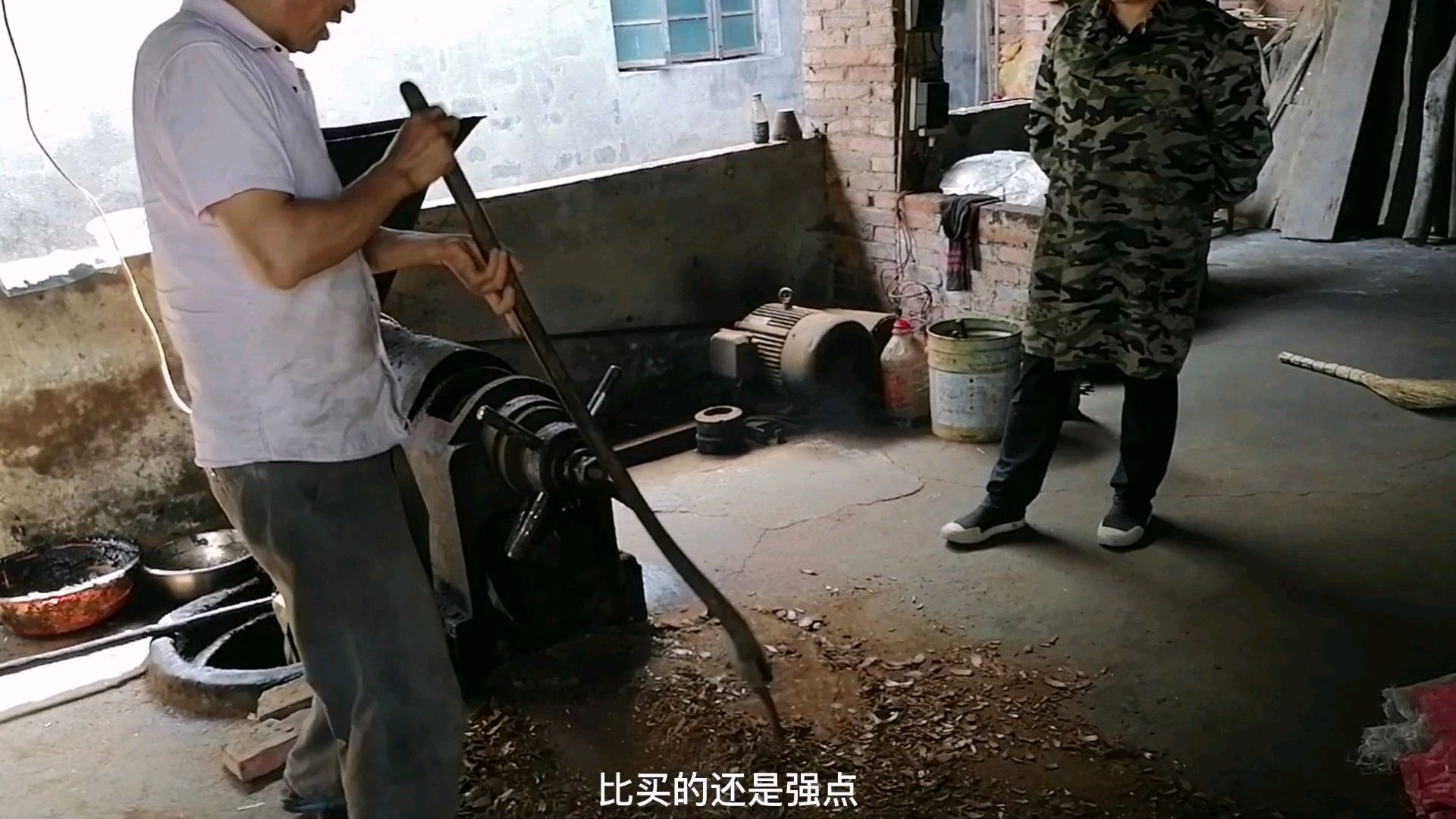 实拍油菜籽变成油的过程,老板告诉你一斤菜籽能出多少油