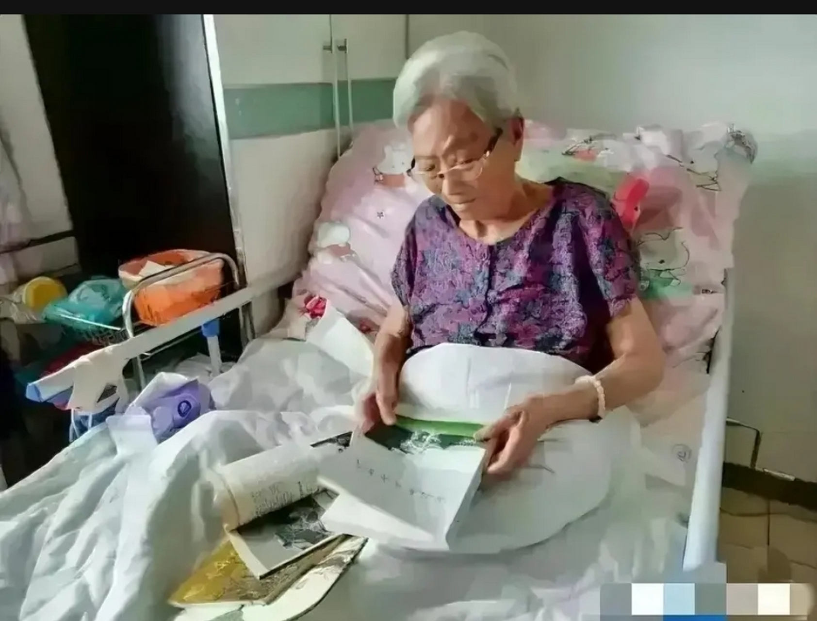 2017年,晚年的聂元梓,一张罕见的留影,当时的她,因为左腿骨折而躺在床