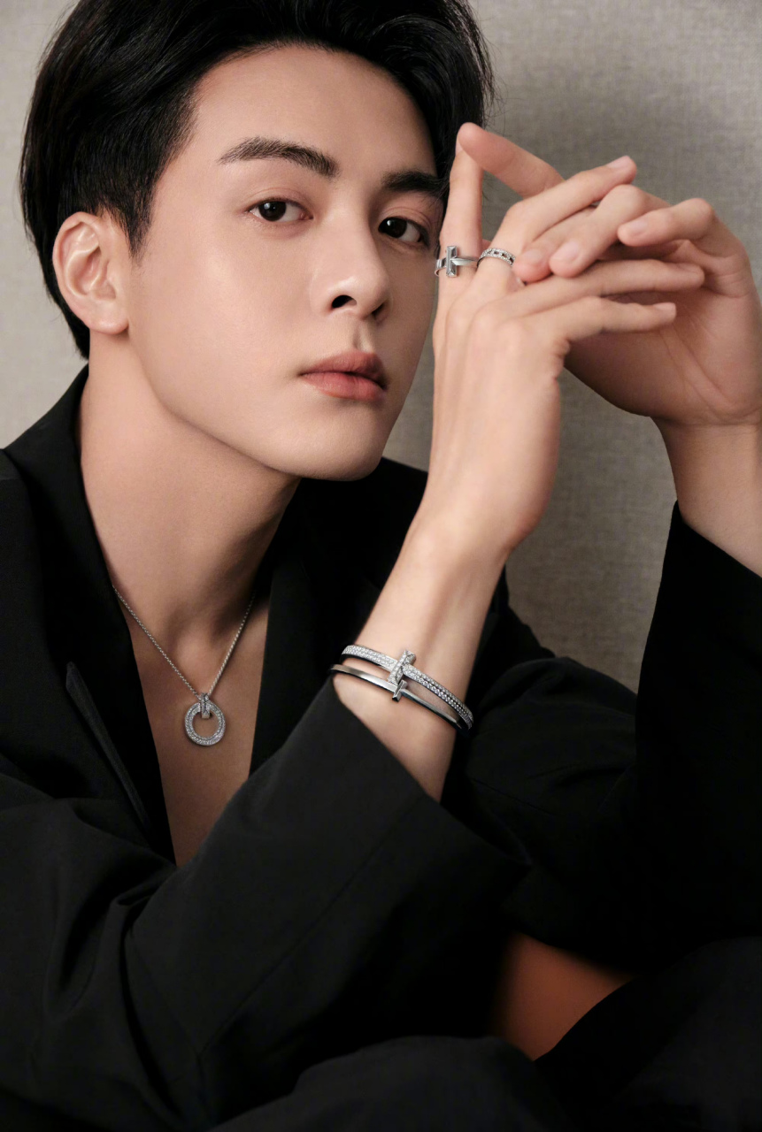 曾舜晞穿黑西装戴珠宝,帅气逼人! [爱你]#心随星动