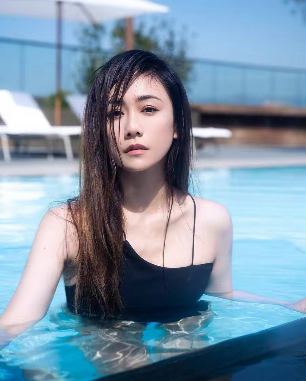 40岁刘芸穿玫红色比基尼出镜,素颜状态能打,修长美腿白嫩光滑  6月7日