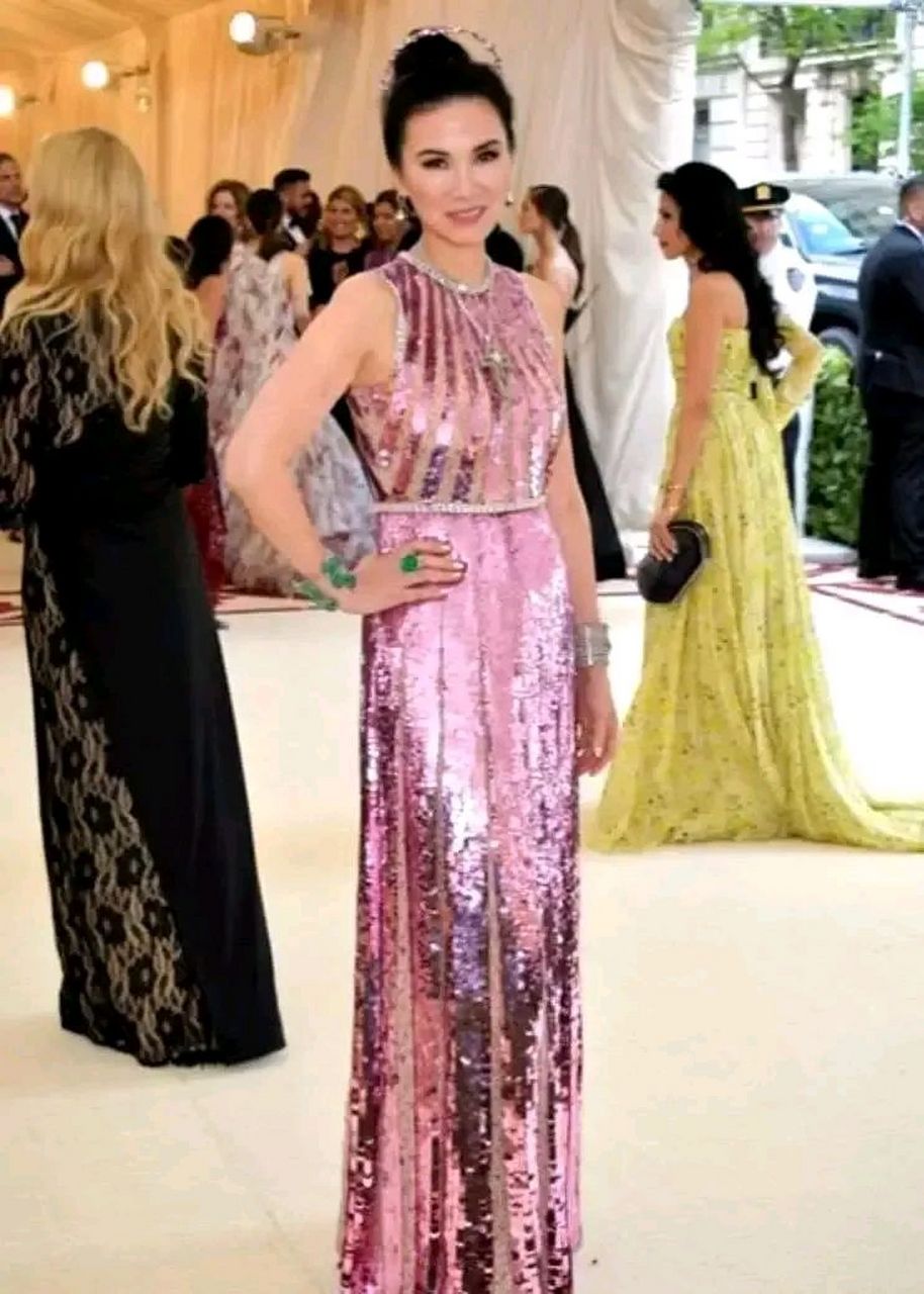 郑文迪出席活动,一袭粉色无袖连衣裙仅显好身材,裙子的领口和袖口注入