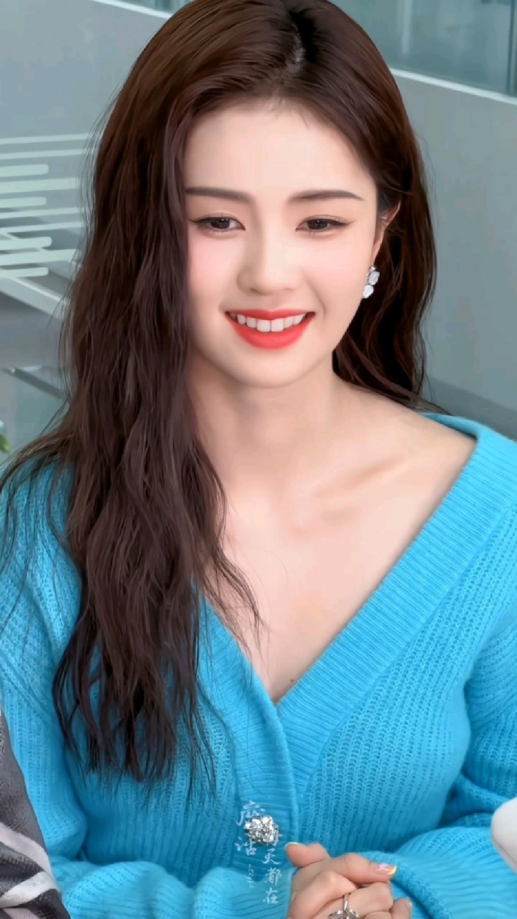 白梦妍长月烬明扫楼,蓝色开衫好美好白!