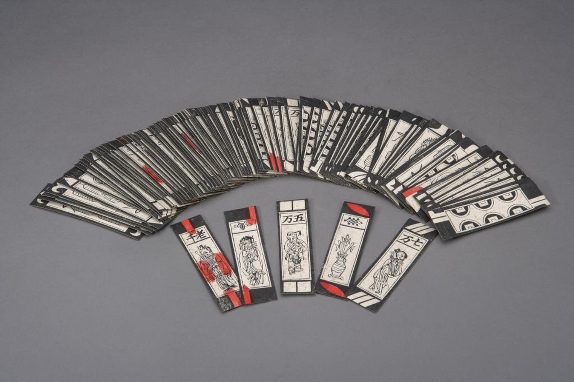 纸牌是中国古代一种流行很广的游戏,是由唐代的叶子格发展衍变而成.