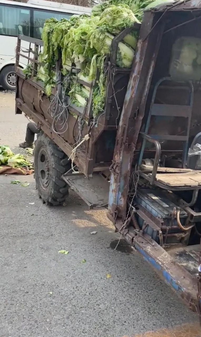 搞笑# 开破烂的车,挣最心安的钱,到哪里都可以随遇而安,呼呼入睡.