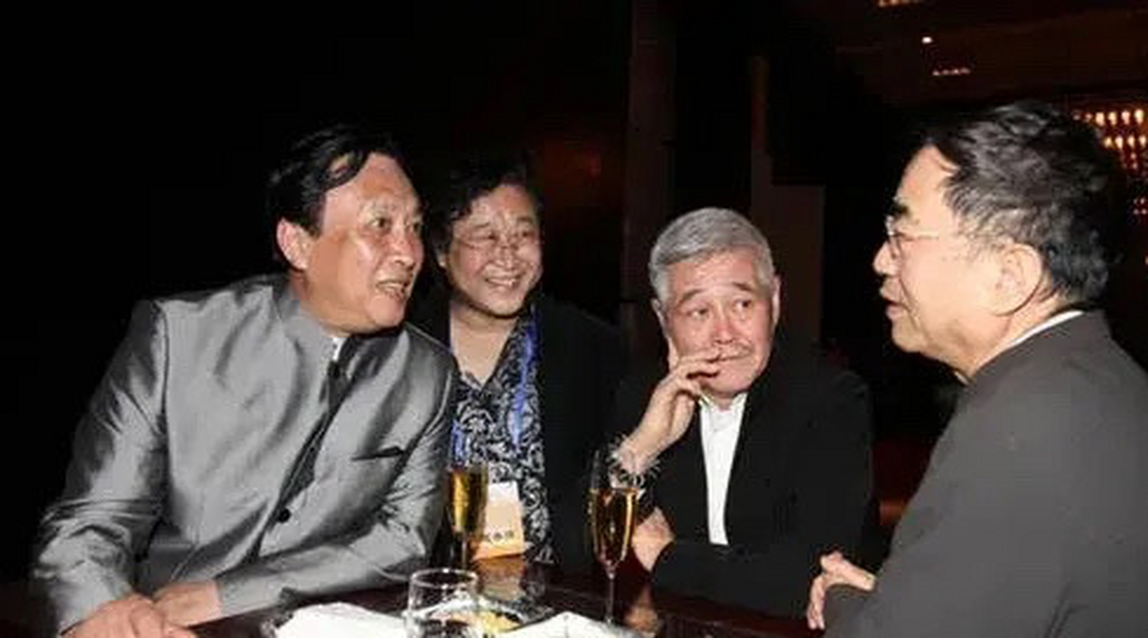 2004年,赵本山投资办学,创办本山艺术学院,拉来余秋雨当名誉院长,赵