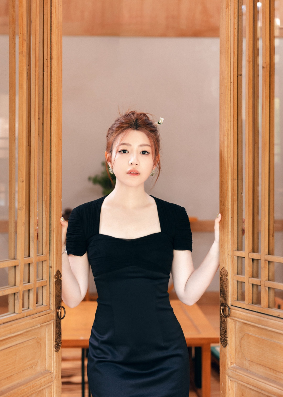 陈妍希# 一袭黑色抹胸吊带裙,肤白貌美的容颜,窈窕曼妙的身材,丰掳亮