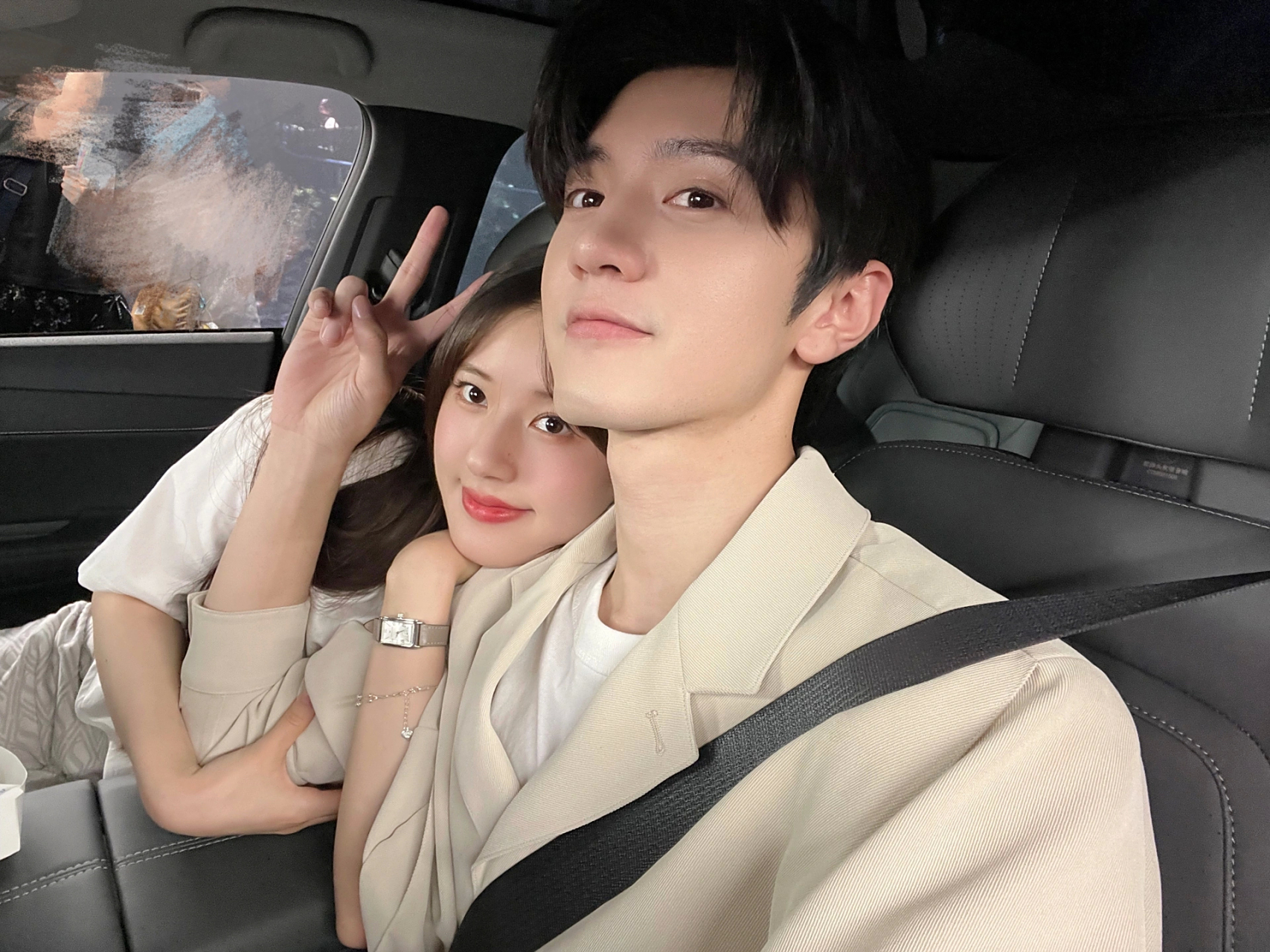 陈哲远赵露思车内这组自拍有朋友圈情侣官宣那味儿了,稚段情长藏不住
