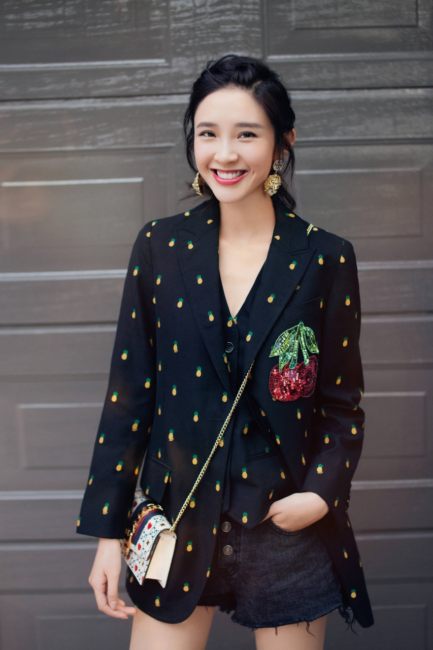 笑颜如画,妩媚多姿!#明星# #性感美女# #秋日生活创作季