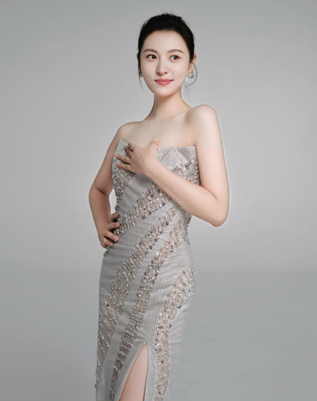 周放长得好大气,一袭抹胸长裙,精致高贵,知性大方,耐看又不失优雅!