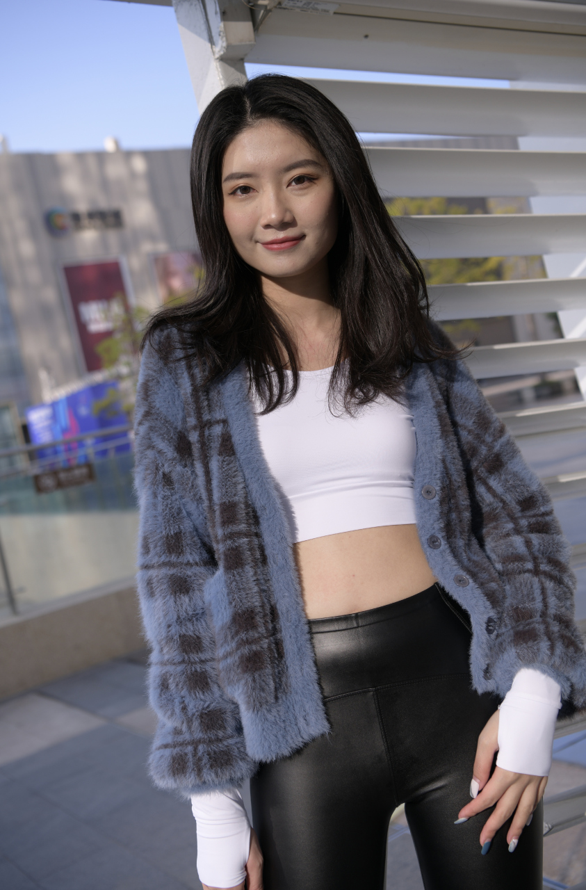 极品超级紧绷皮裤小妞,你们喜欢这种风格嘛(转载)