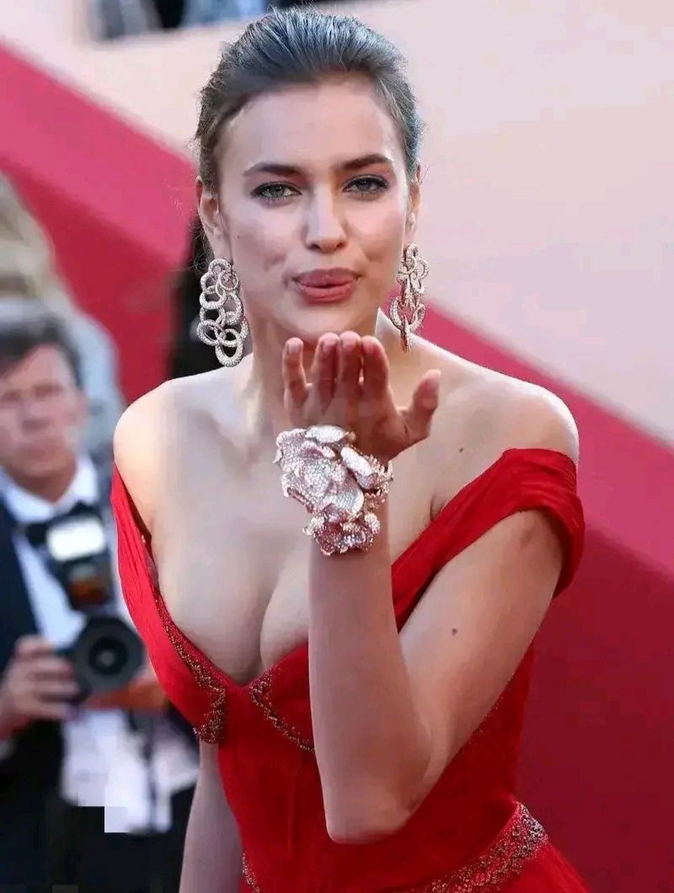 c罗的前女友伊莲娜和现女友乔治娜,俩人都是模特,身材都是火辣傲人.