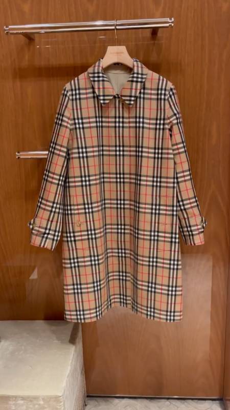 巴宝莉经典格子风衣别致还显眼,个性还典雅深受大众喜爱-度小视