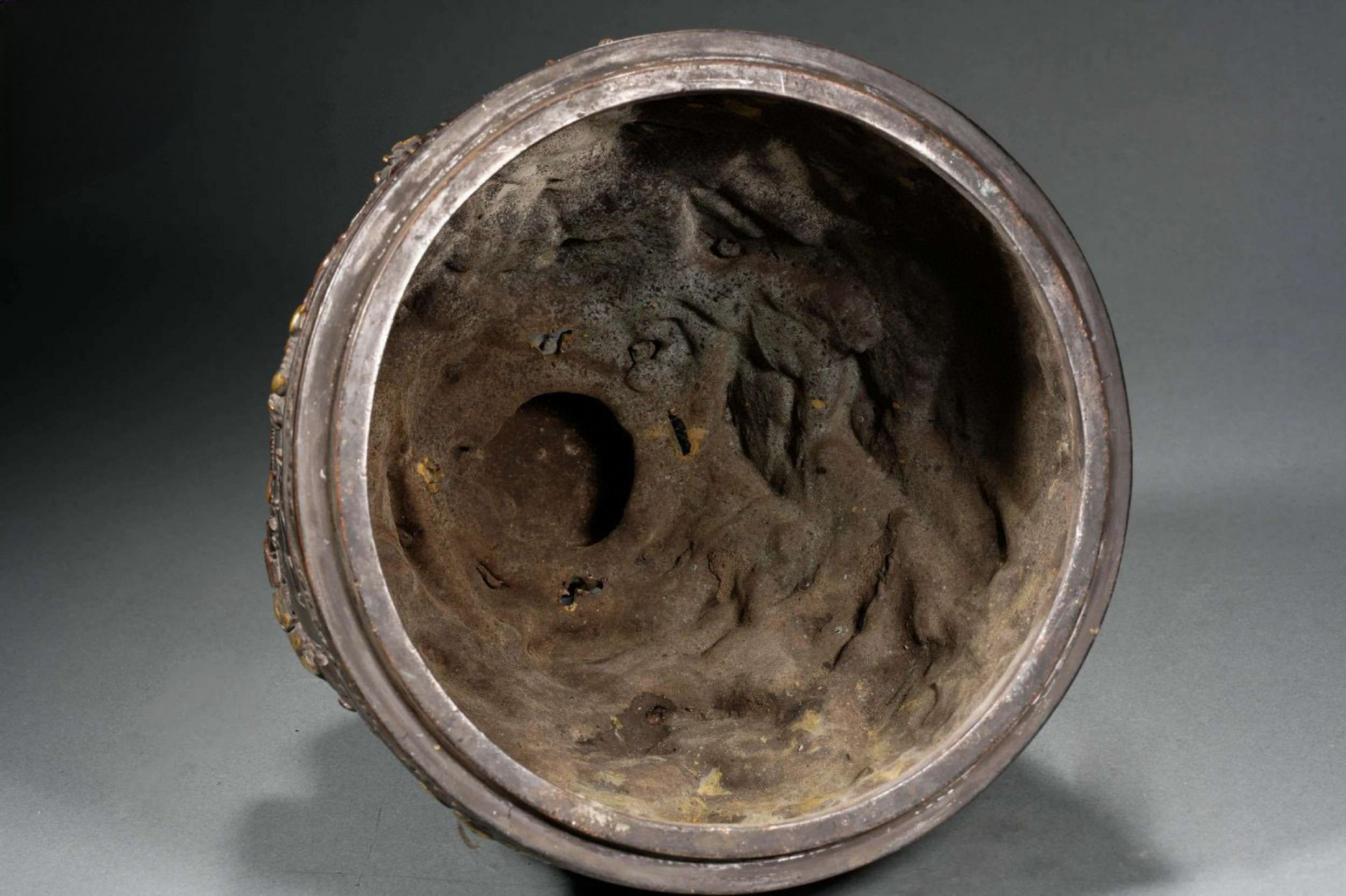 明宣德  夔龙博山炉 紫铜铸造,炉身局部鎏金,工艺精致,刀工精湛,炉盘