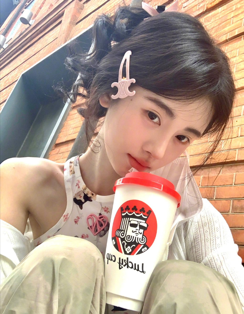 鞠婧祎这眉毛好显眼,化这么浓干啥,剧里也是又粗又黑的眉毛,看着就很