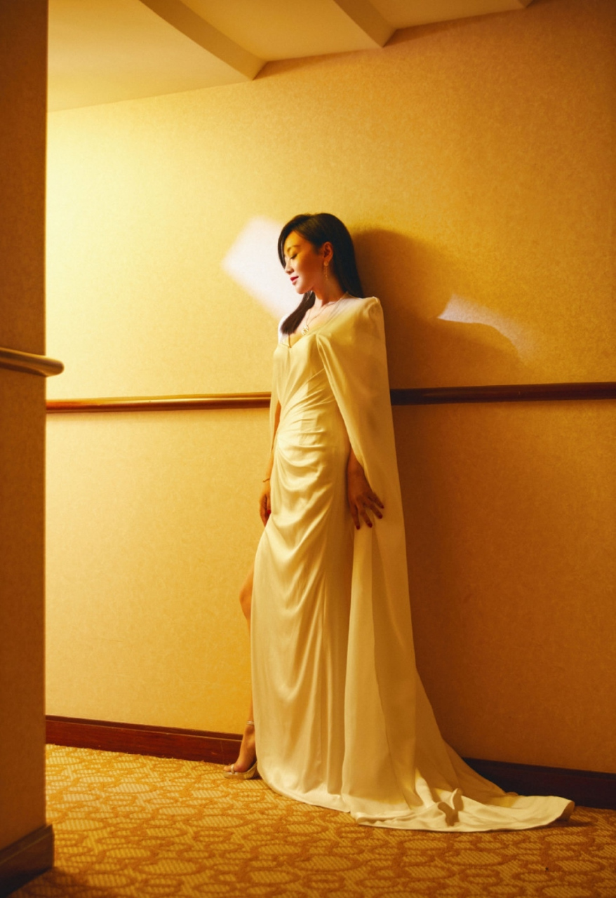 貌若天仙的性感女神#闫妮# 一袭白色深v高开叉礼裙,丰满傲人的事业线