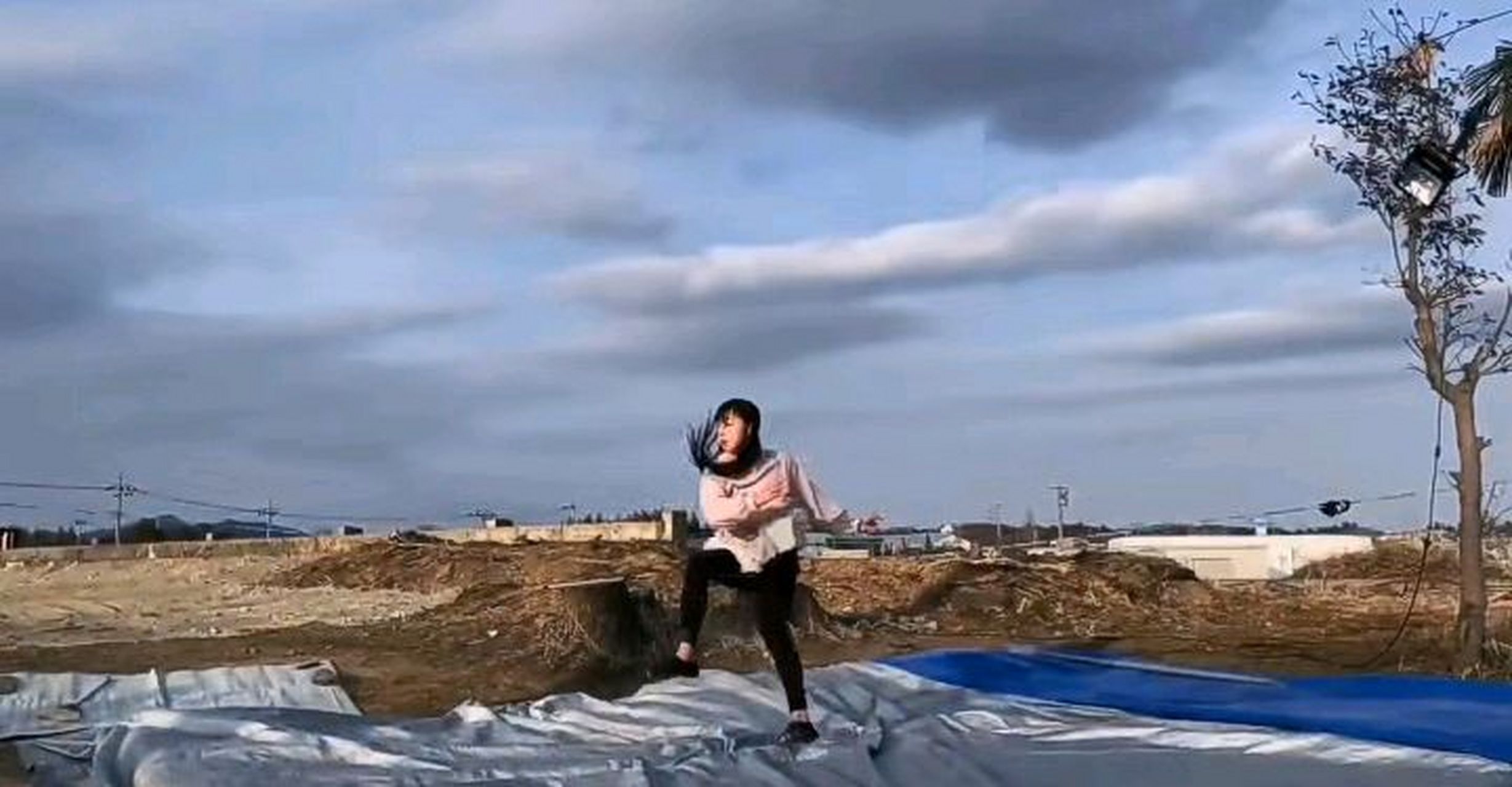 网友:在绳子上跳舞翻跟头你见过吗?小姐姐好厉害呀[吃鲸]