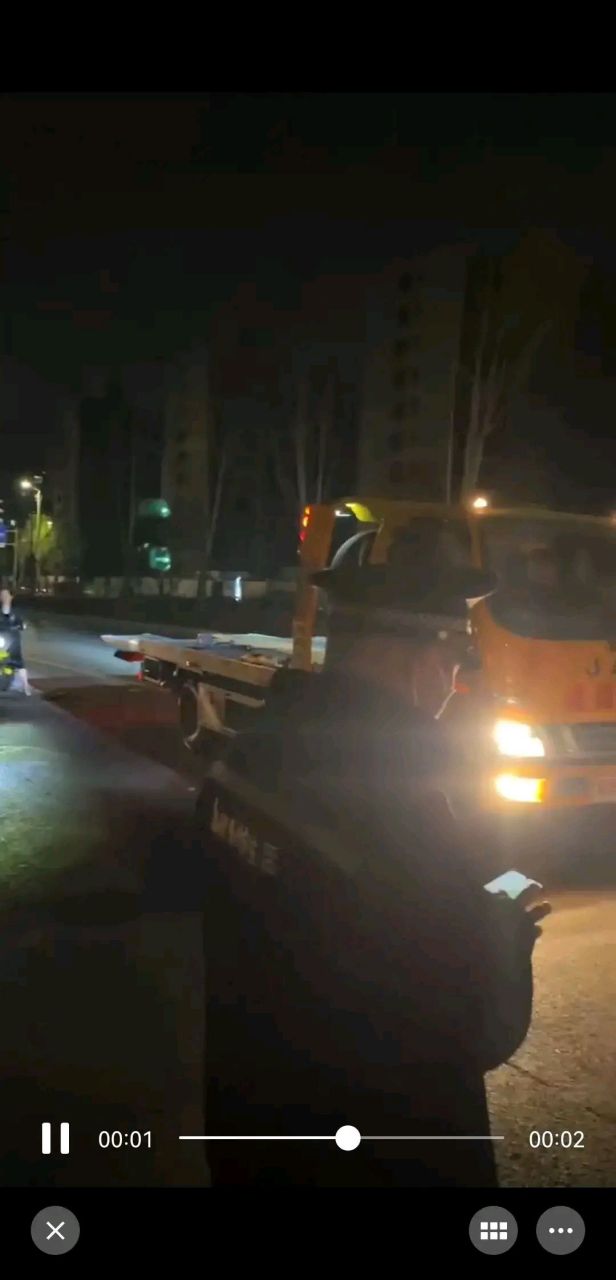发现没有 最近郑州路边拖车太疯狂了 白天拖车也就算了 大晚上10点多