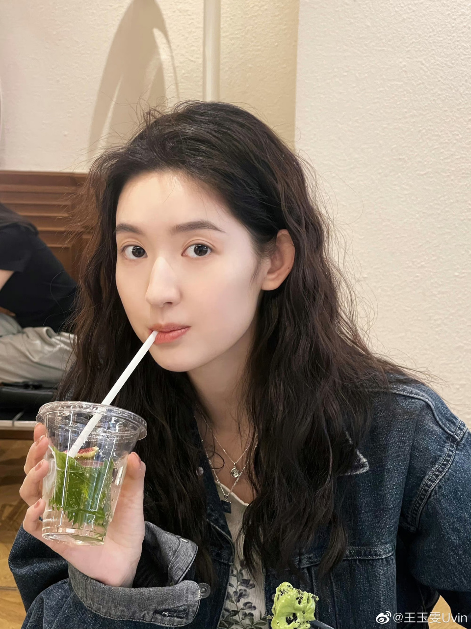 赵今麦和王玉雯,两位美女都是皮肤白皙,清纯可爱的类型,你们觉得哪个