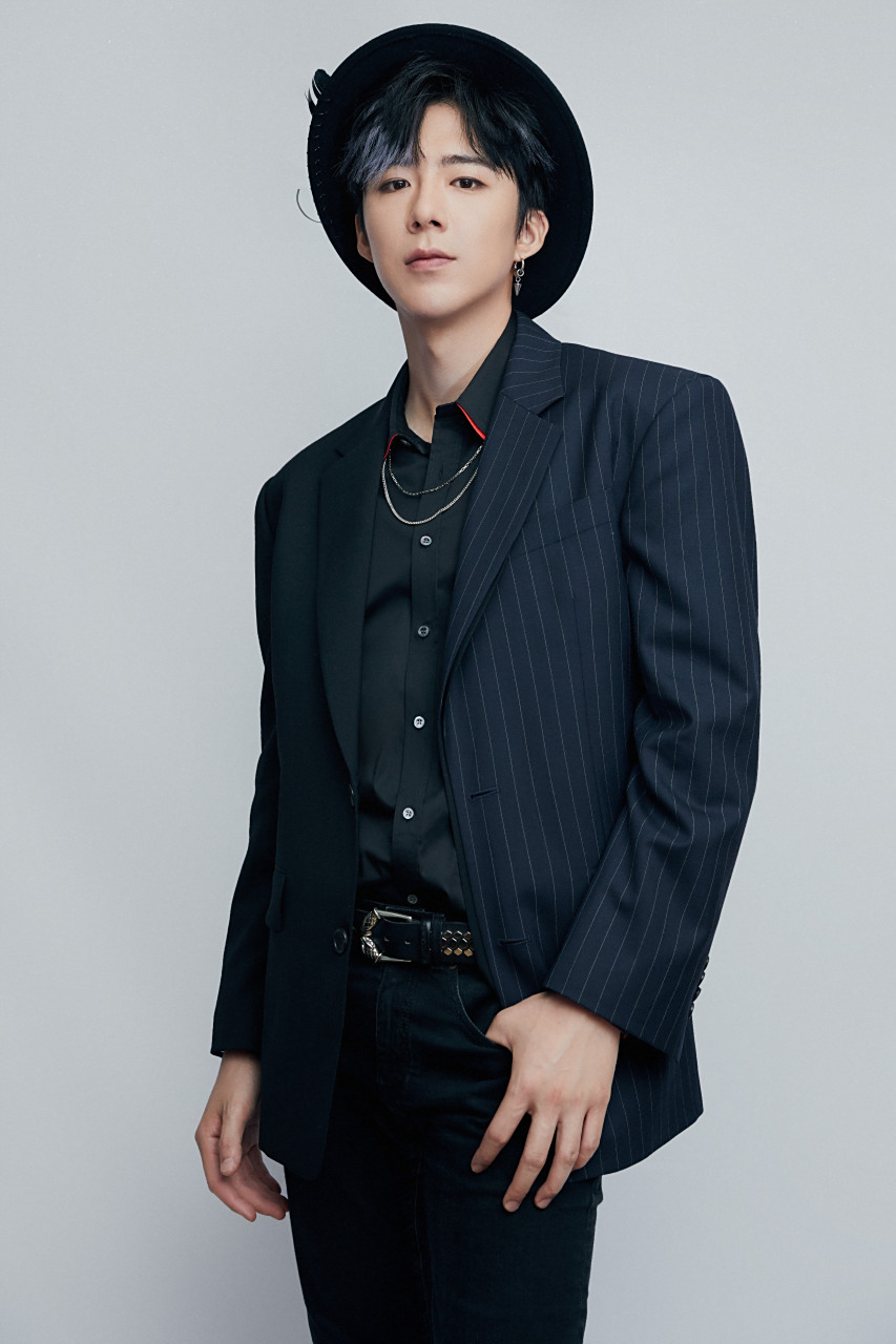 刘宇宁西装帅气写真