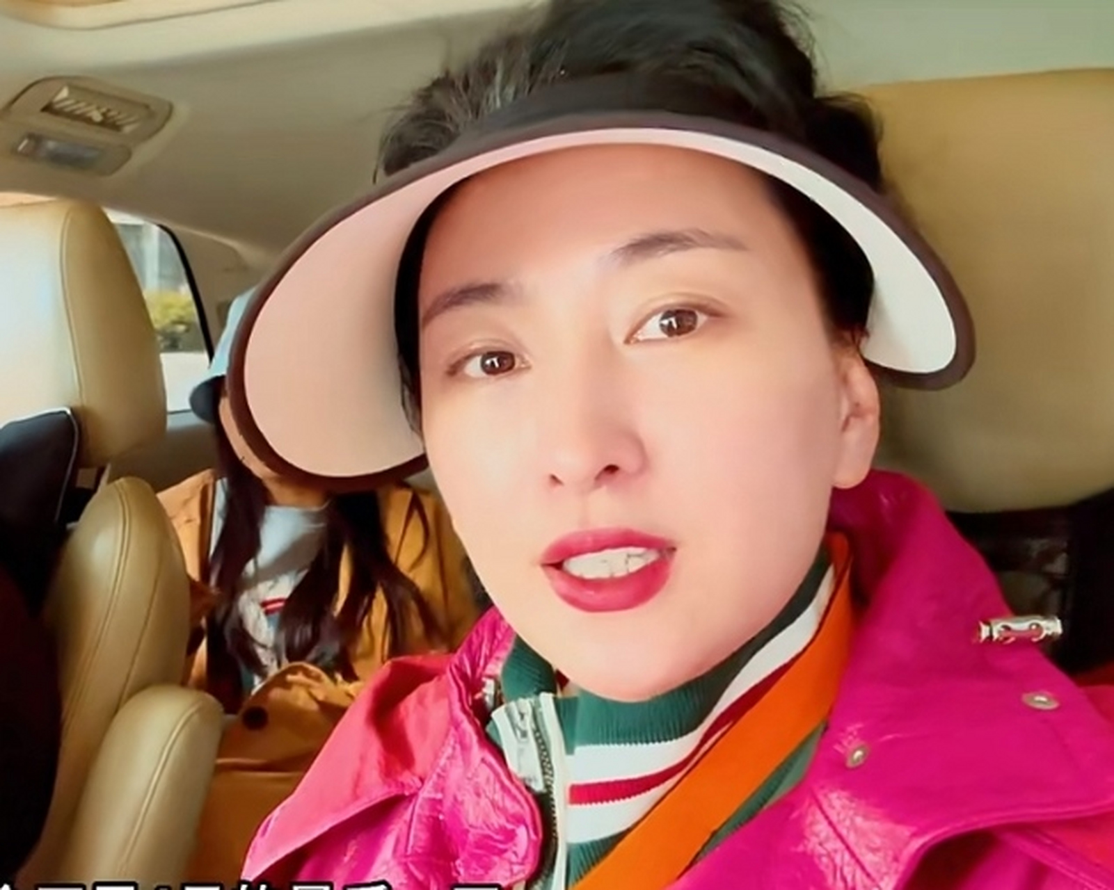 马苏去西藏拍戏,一下车就有高反,坐在路边吸氧看着很憔悴.