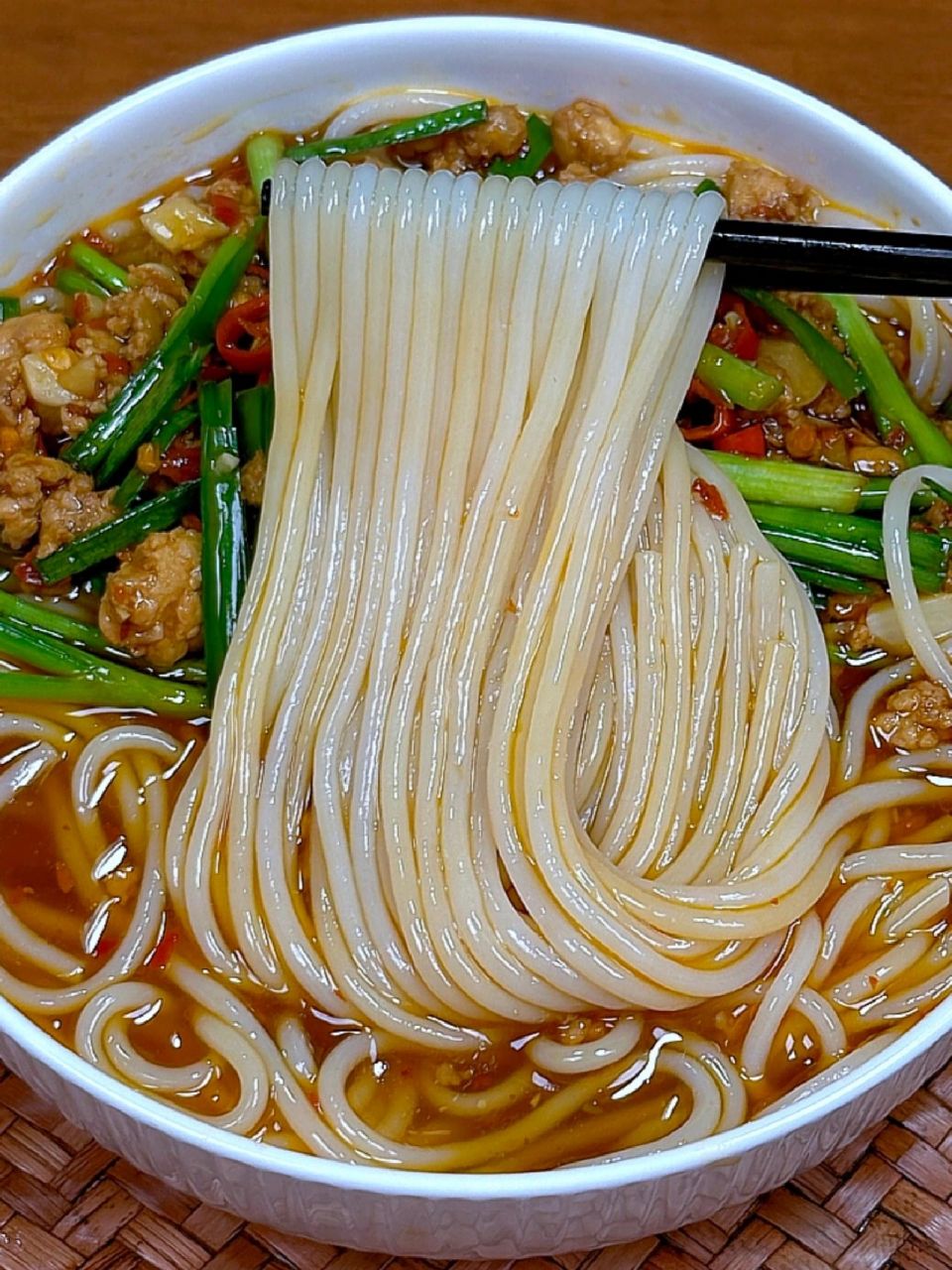 今天分享江西特色早餐新余腌粉的做法,味道鲜辣口感爽滑,家有米粉的