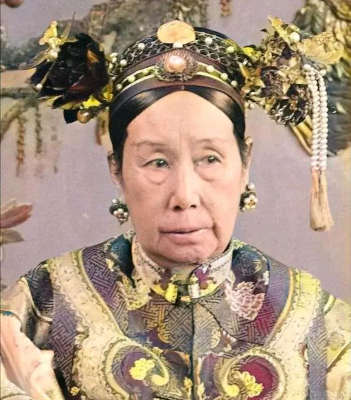 1895年,慈禧太后60岁大寿时一位英国人给她拍了这张照片,后来这张照片