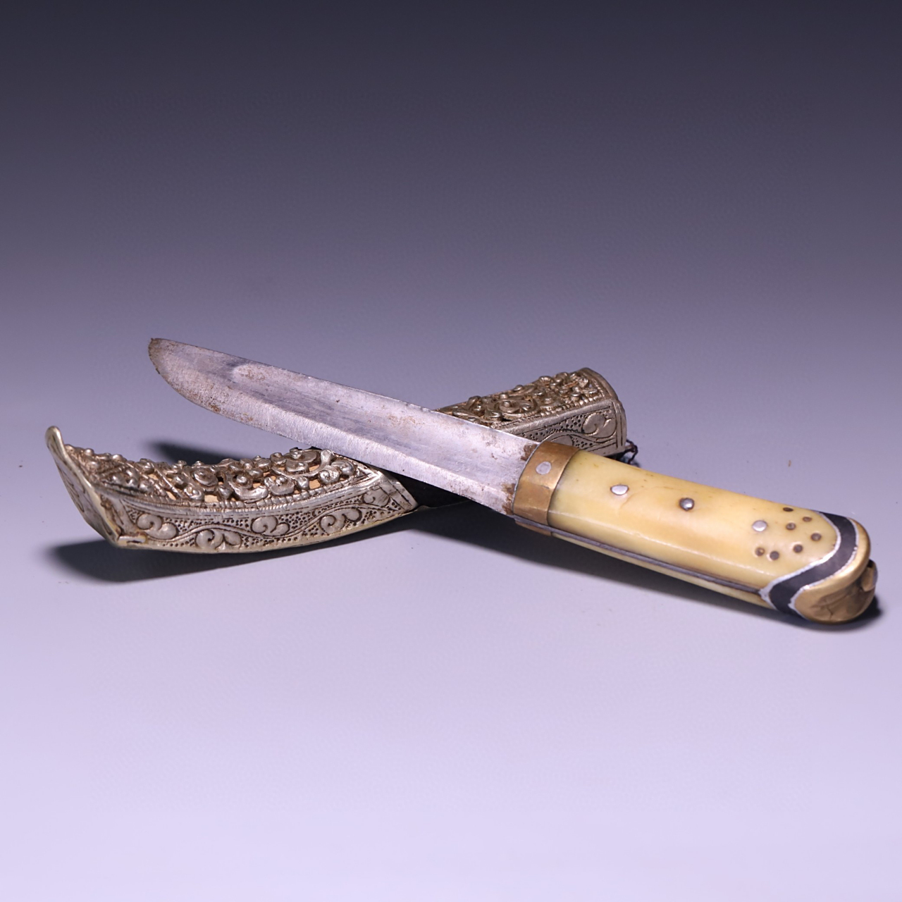 清代 老藏dao  纯银刀鞘,昝刻花纹,刀柄为骨制,保存完整,可佩戴陈设!