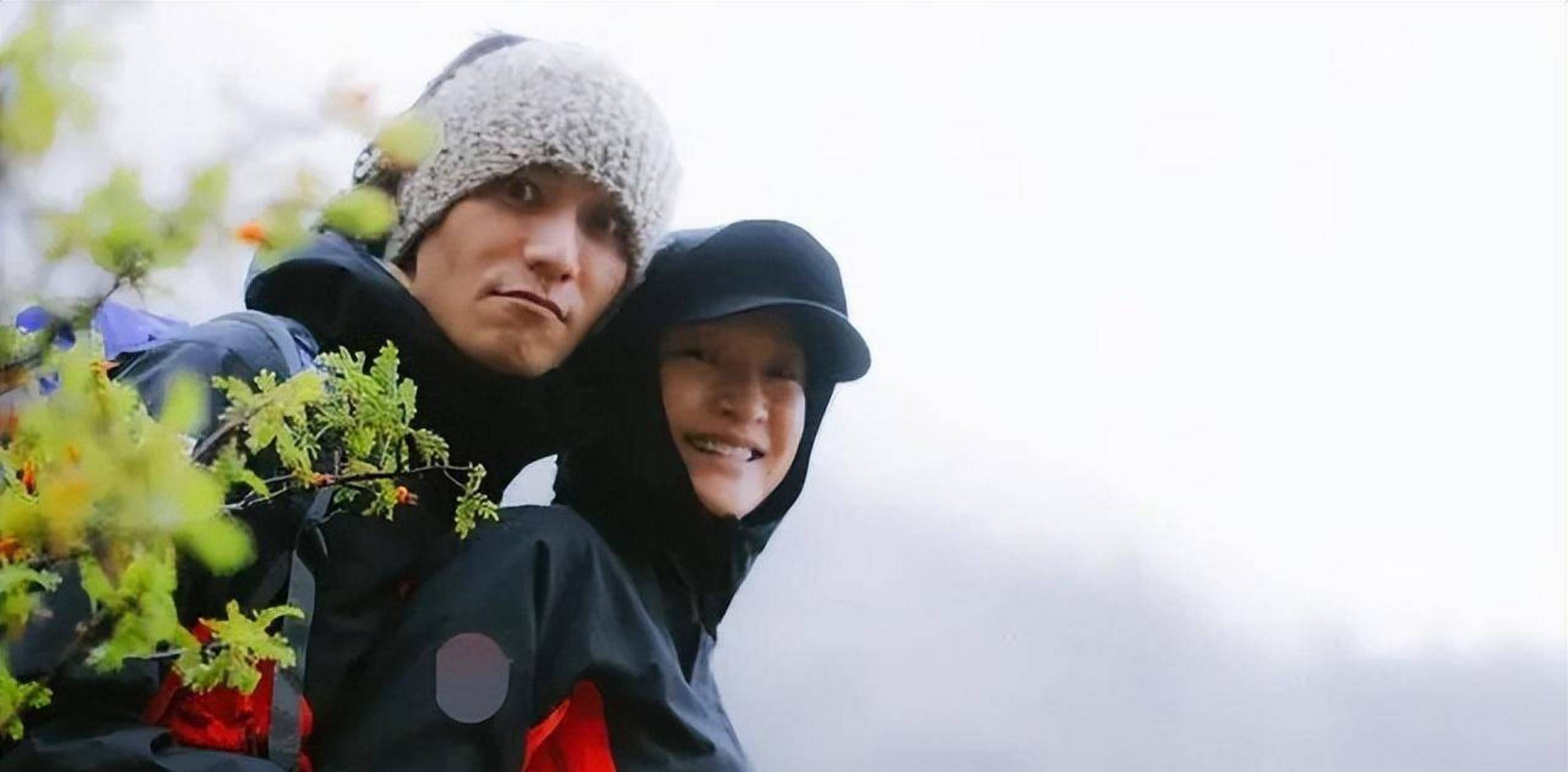 据报道,陈坤和周迅于8月8日在西藏登记结婚.