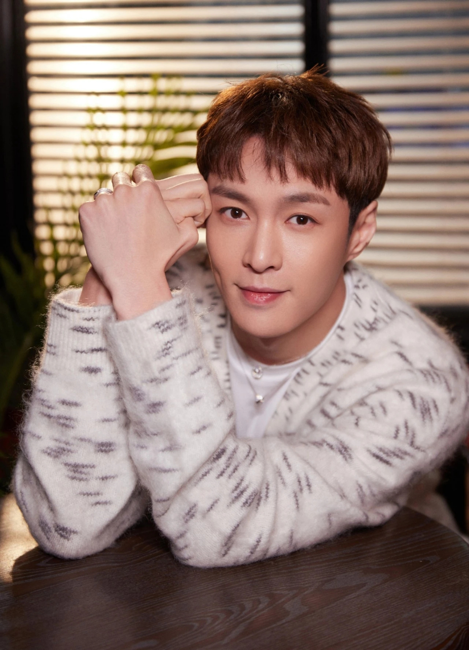 昨天有个热搜是王嘉尔退出张艺兴的公司,但事实上是王嘉尔的合作公司