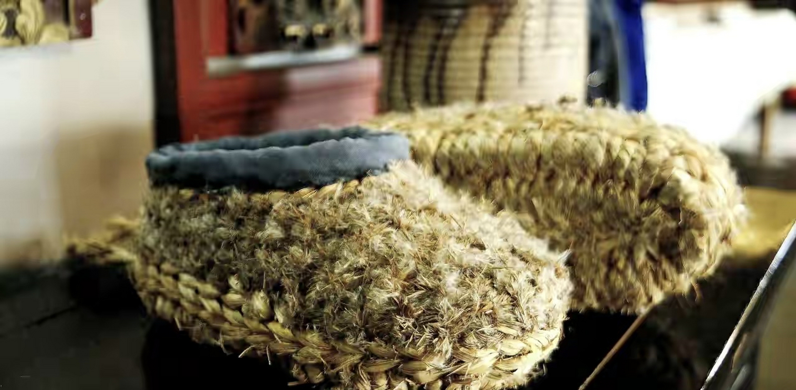 芦花鞋,在江阴称为"芦花靴筒",六,七十年代,无论大人,小孩,冬天芦è