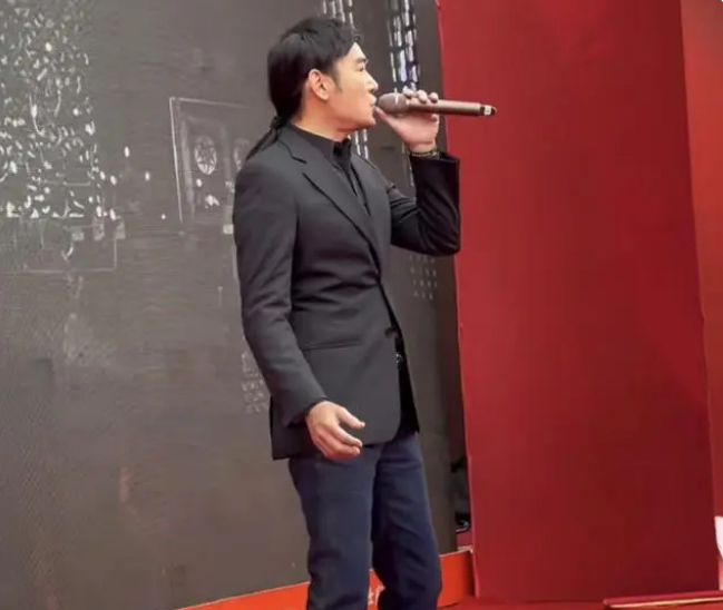 焦恩俊重庆商演,沧桑秃顶面容惊人,舞台简陋5万出场费成焦点