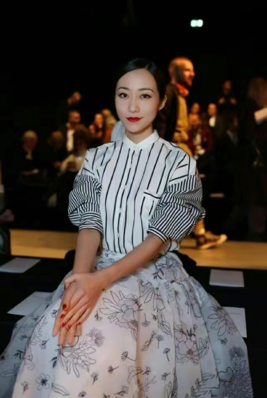 韩雪穿衬衫裙撞衫戚薇,气质差距却挺大,一个像女神,一个像网红