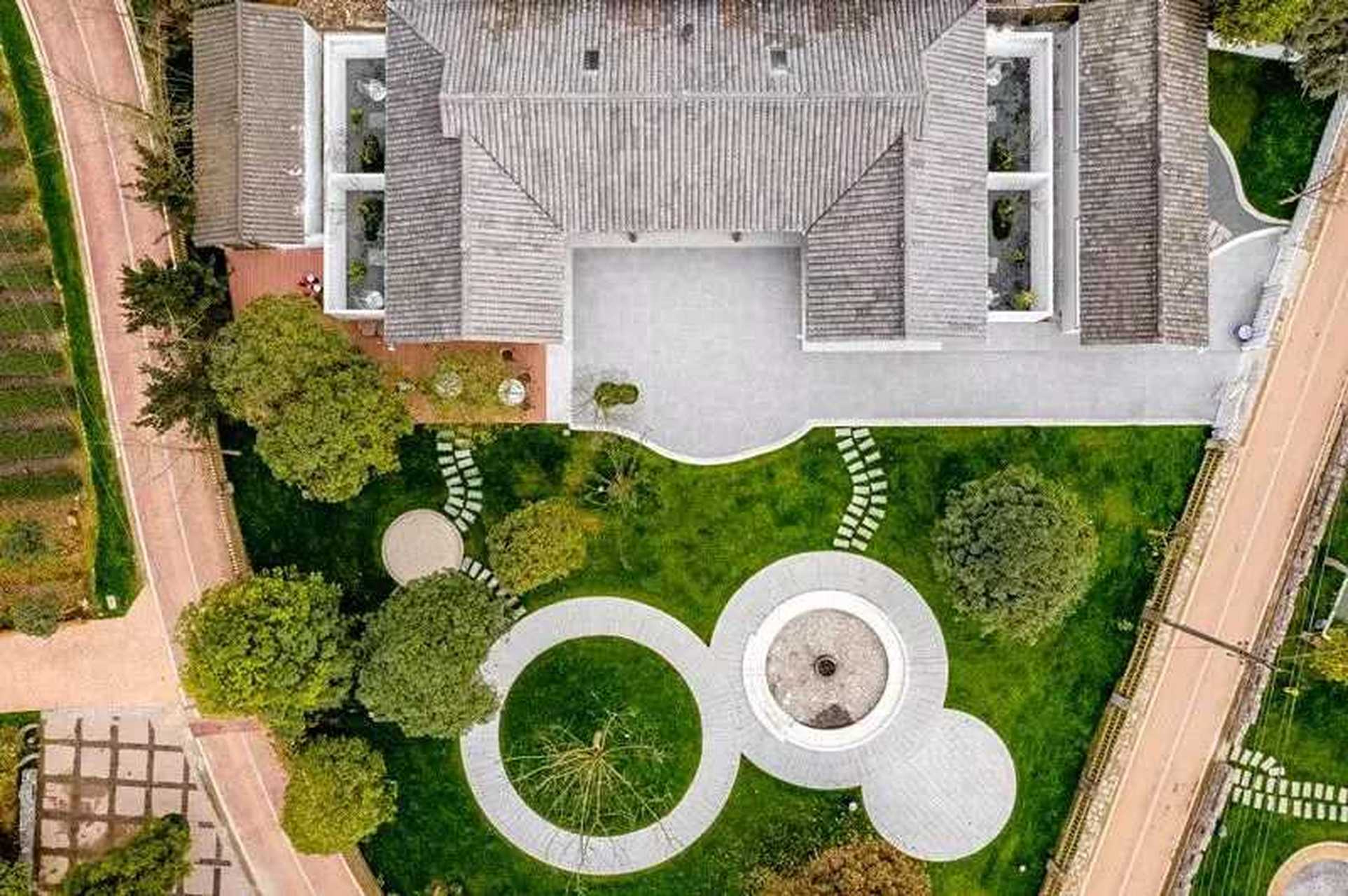 林盘位于孔明街道郭山村,距邛崃主城区约10公里,毗邻国家aaaa级旅游