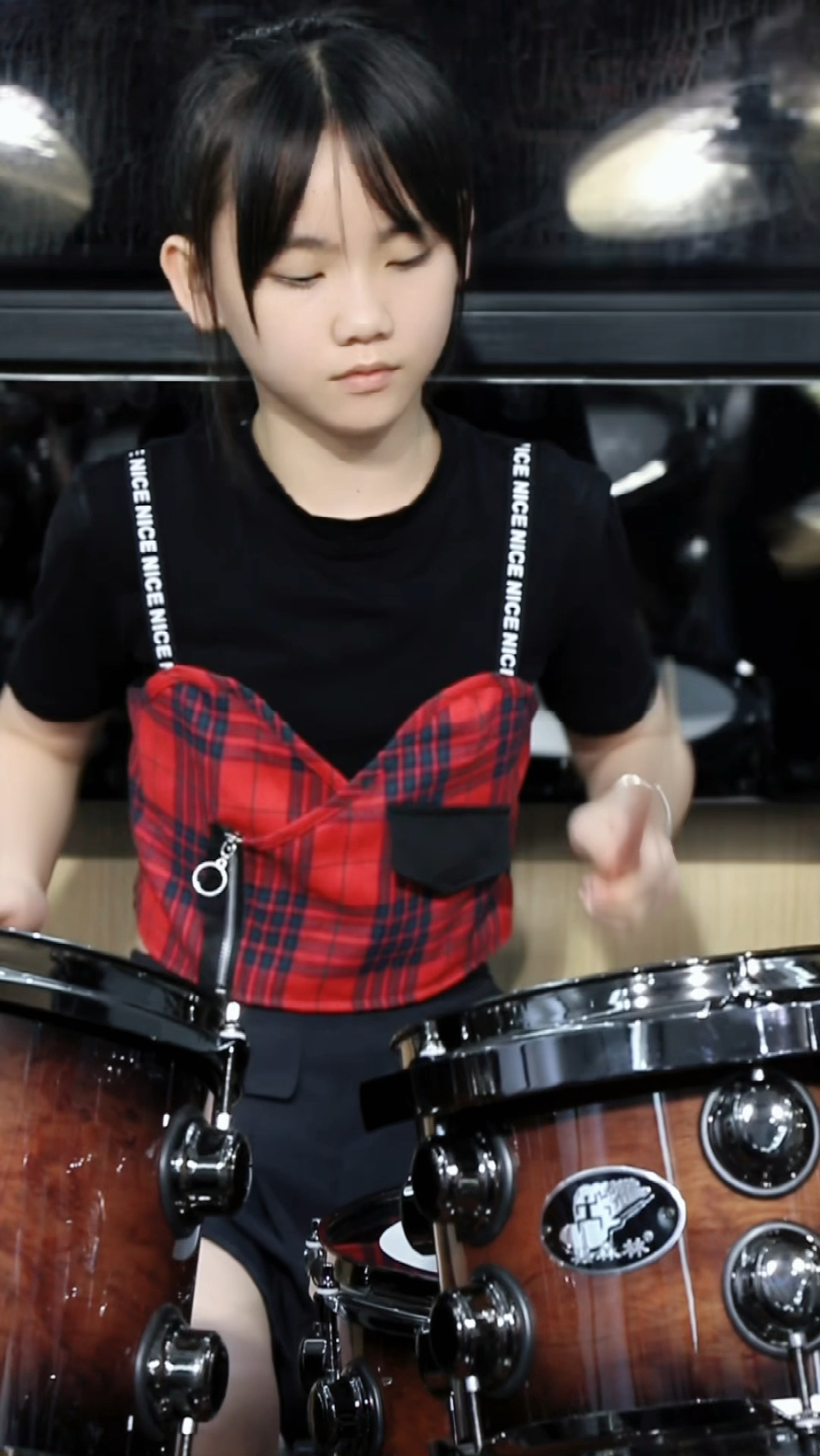 小鼓手妞妞架子鼓演奏(阿衣莫)