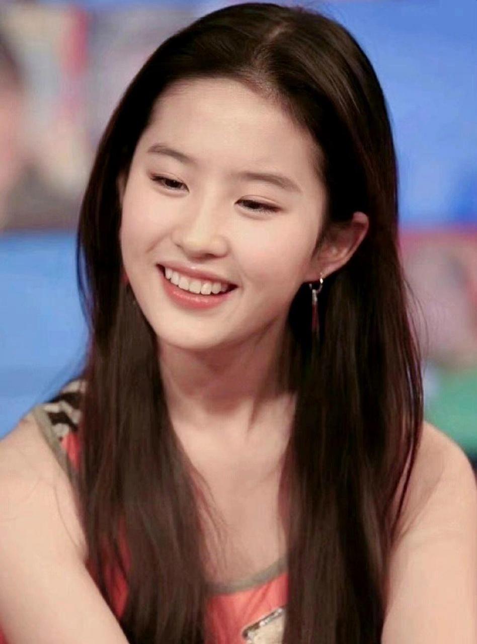 年轻时的刘亦菲笑起来温暖又纯真,傻傻的却又不失灵气,即使你上一秒