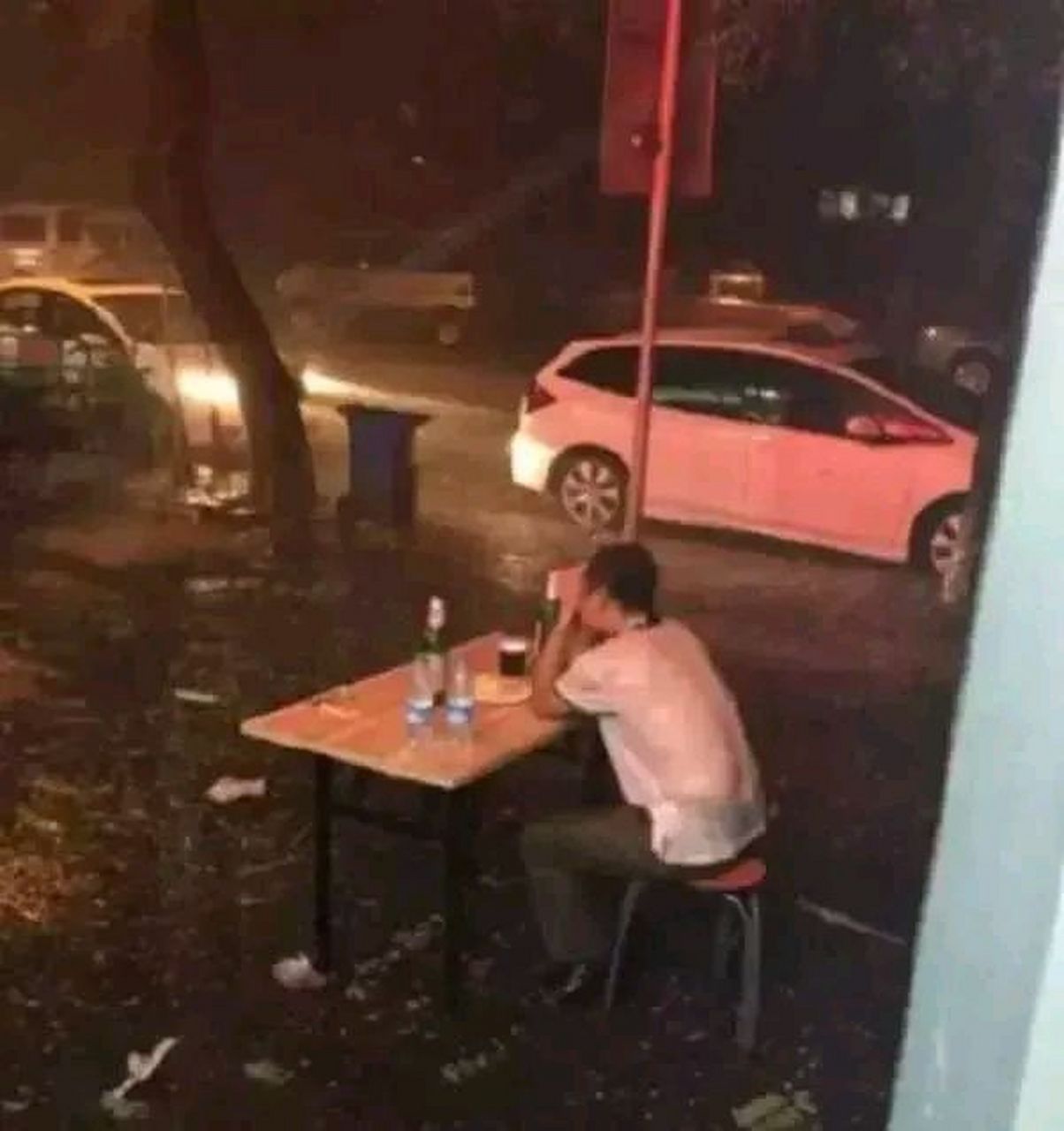 在雨中喝酒哭泣的年轻人是不是李诞?