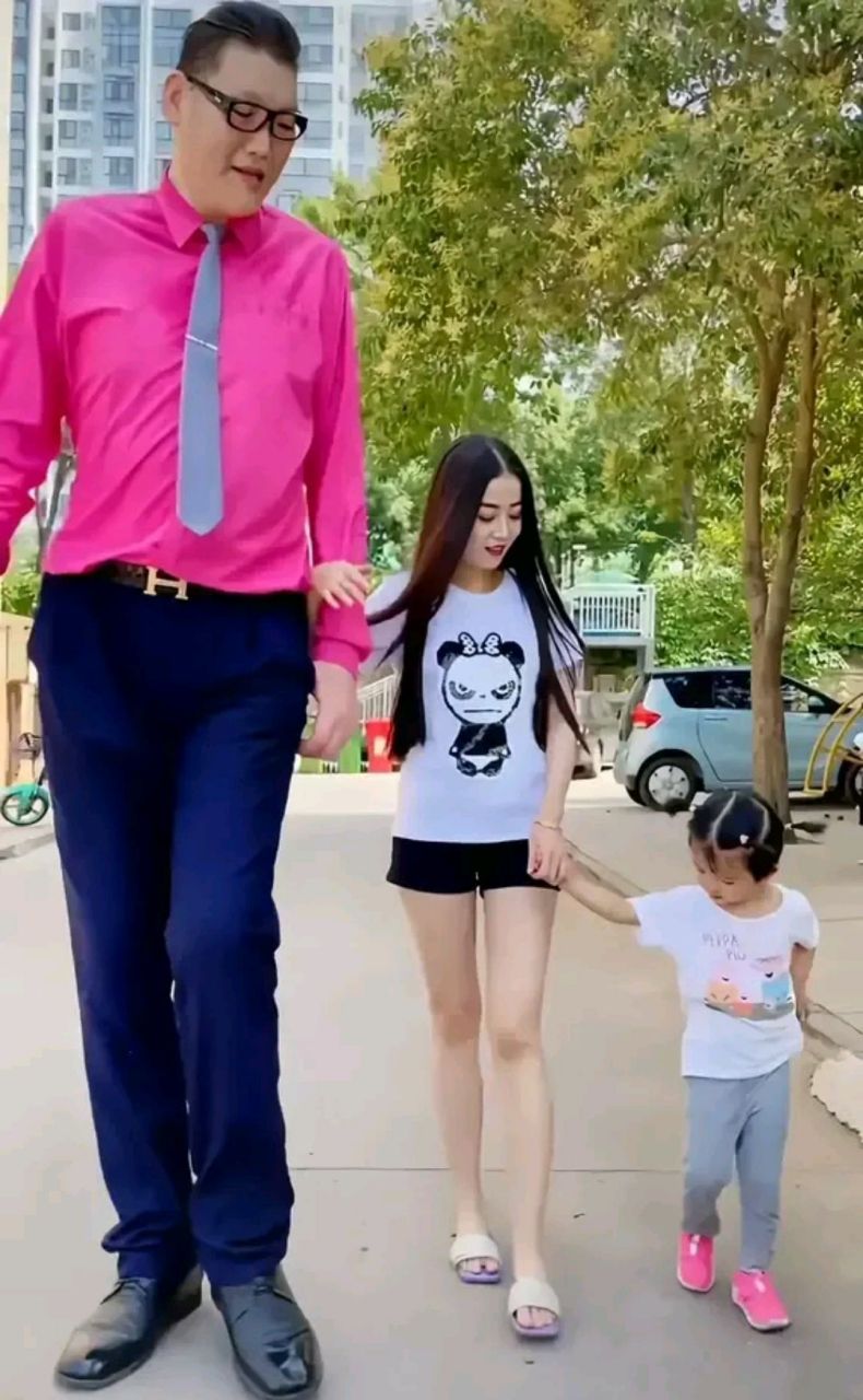 亚洲第一巨人2.38米的张欢与1.