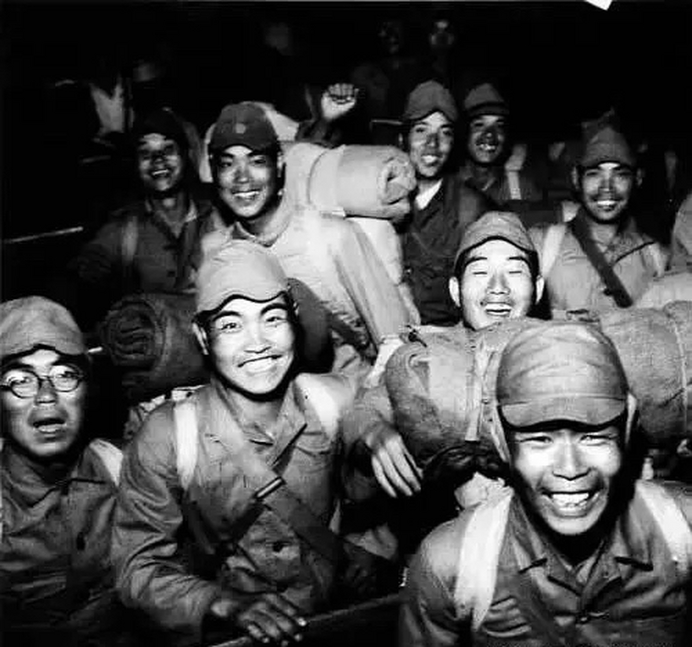 庆贺日本投降的日本士兵