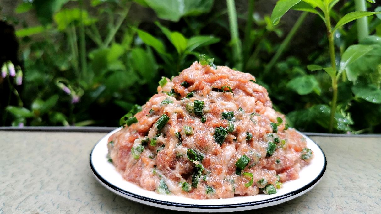 肉馅这样调,做包子才好吃,保证个个鲜嫩多汁,肉馅黏糯成团