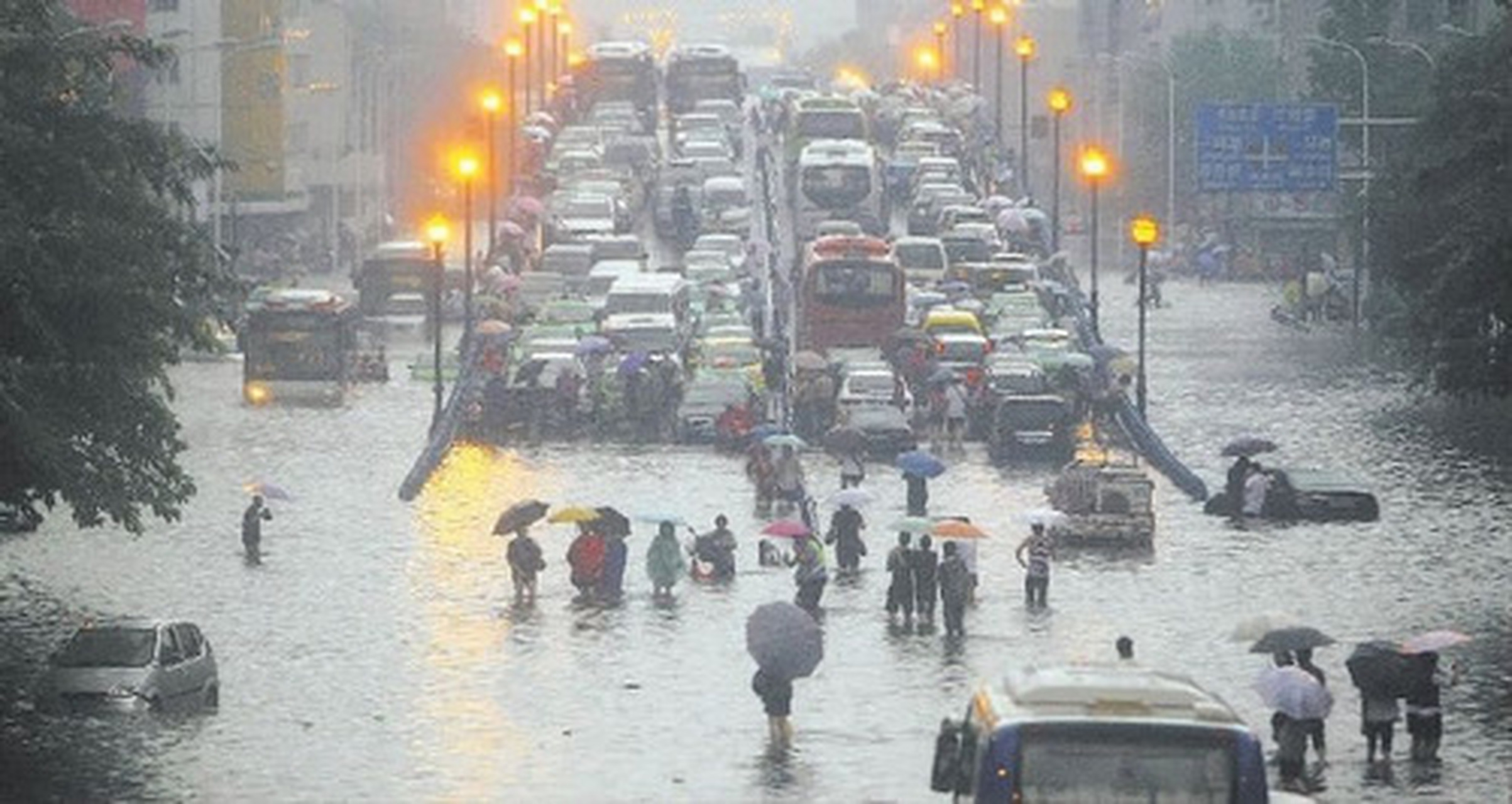 受超强台风"杜苏芮"影响北京的强降雨已经导致11人死亡,其中包括2人在
