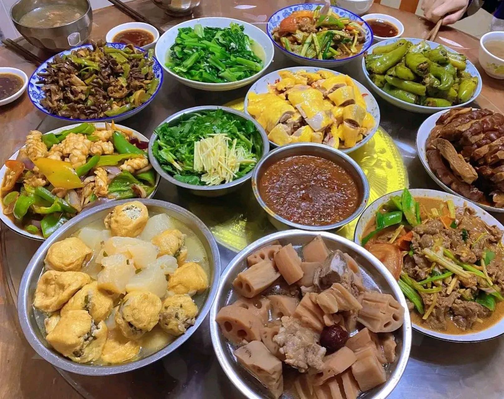 舅妈家里请客,饭局期间我就说了一句夏天应该多弄一些凉拌菜,舅妈不